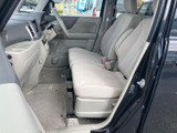 前席は明るい色合いのシートでまとめられ、足元にもゆとりを感じる配置です。運転席から前方を見渡しやすく、助手席の方にもくつろいでいただける、日常使いにうれしい室内空間です。