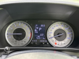 速度計や各種表示がひと目で確認しやすい配置で、運転に必要な情報を把握しやすいメーター廻りです。中央にも表示があり、乗車中に視線を大きく移さず確認できます。