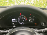 メーター表示が運転席正面にまとまり、視線を大きく移さずに確認しやすいレイアウトです。表示の区分も見分けやすく、運転中に必要な情報を把握しやすい点が日常使いで便利です。