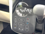 【オートエアコン】一度お好みの温度に設定すれば、車内の温度を検知し風量や温度を自動で調整。暑い&hellip;寒い&hellip;と何度もスイッチ操作をする必要はありません。快適な車内空間には必須の機能ですね♪