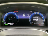 速度や走行に関する情報がデジタル表示され、必要な内容を運転席から確認しやすい配置です。複数の表示が左右に整理されており、走行前や停車時にも車両情報を把握しやすくなっています。