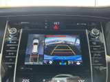 画面には後方の映像とガイドラインが表示され、駐車時の周囲確認をサポートします。センターにまとまった画面で、必要な情報を見やすく確認できるのも便利です。日常の駐車を安心して行いたい方におすすめです。