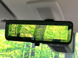 【デジタルルームミラー】後席の大きな荷物や同乗者で後方が確認しづらい時でも安心!カメラが撮影した車両後方の映像をルームミラー内に表示。クリアな視界で状況の確認が可能です!