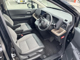 前席は見晴らしのよい着座位置で、運転席から前方や周囲を確認しやすい室内です。左右のシートにはアームレストも備わり、ゆったりとした姿勢でお過ごしいただけます。