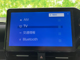 AMラジオやテレビ、交通情報、Bluetoothなどを選べるメニューを備えています。画面上に項目がまとまっており、用途に応じた音源や情報へアクセスしやすく、毎日の移動を便利に支えます。
