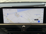 画面に現在地周辺の道路や施設名が表示され、地図の情報をひと目で確認できます。目的地設定や表示切替にも使いやすい画面構成で、初めての場所へのお出かけをサポートします。