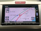 現在地周辺の地図を画面上で確認でき、道路や施設を見ながら目的地までの道順を把握するのに役立ちます。拡大・縮小の表示もあり、行き先の確認をサポートします。