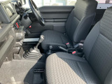 前席は左右それぞれにシートが配され、落ち着いた色柄で統一されています。運転席まわりから足元まで見渡しやすく、同乗者にも過ごしやすい室内です。
