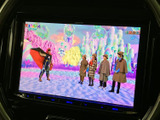 テレビ番組を画面で視聴でき、停車中の待ち時間も車内で過ごすひとときに活用できます。映像が大きく表示されるため、休憩の際にも番組を見やすく楽しめます。