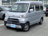 角張ったボディにシルバーの車体色が映え、親しみやすくまとまった印象です。前面から側面へ続く形状も見渡しやすく、街中でも扱いやすそうな佇まいが魅力です。