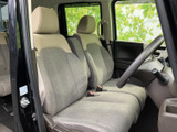 明るい色合いのシートが室内を開放的に見せ、運転席と助手席にはゆったりとした座面を備えています。窓からの視界も広く、乗り降りの際にも車内を見渡しやすい空間です。