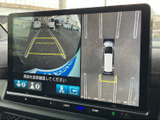 後方と車両周辺の映像を画面で確認でき、駐車時の目視確認をサポートします。ガイド線も表示されるため、駐車位置を把握しやすく、切り返しや車庫入れの際に便利です。