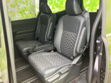2列目は独立したシートが並び、乗員それぞれがくつろぎやすいレイアウトです。座面と背もたれに厚みがあり、窓からの視界も確保。ご家族やご友人との移動にも使いやすい後席空間です。