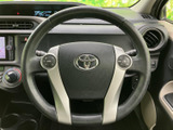 手元にオーディオなどの操作ボタンが備わり、運転姿勢を大きく崩さずに機能を選べます。握りやすい形状で、日常の運転時にも扱いやすいステアリングです。