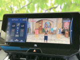 地図と現在地が大きく表示され、周辺の道や目的地を画面上で確認できます。空調の情報も同じ画面にまとまり、移動中に必要な表示へ迷わずアクセスしやすい仕様です。