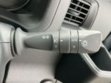 レバーには各操作を示すマークが並び、手元で表示を確認しやすい仕様です。運転席から自然に手を伸ばせる位置にあり、日常の運転時にも扱いやすさを感じられます。