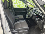 前席は左右にゆとりを感じる配置で、運転席からの視界も広々。シートには落ち着いた色合いを採用し、ドア側から乗り込む際にも室内の様子を確認しやすい空間です。