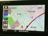 現在地を中心に周辺の道路や施設名を確認でき、画面上で位置関係を把握しやすい地図表示です。目的地までのルート確認にも役立ち、慣れない道での移動をサポートします。