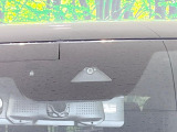 【スマートシティブレーキサポート】低速走行中に前方の車両等を認識し、衝突しそうな時は警報とブレーキで衝突回避と被害軽減をアシスト。より安全にドライブをお楽しみいただけます。