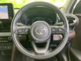 手元にオーディオなどのスイッチがまとまり、運転姿勢を保ちながら操作しやすい配置です。握りやすい形状で、日々の運転を便利にサポートしてくれます。