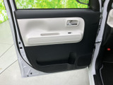 窓から外の景色を確認しやすく、明るい色合いの内張りが車内をすっきりとした印象に整えます。手を添えやすいアームレストと下部の収納も備わり、同乗時にも使いやすいドアまわりです。