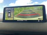 後方の映像に加えて車両周囲の様子も画面で確認でき、駐車時の安全確認をサポートします。ガイド表示を目安にできるため、車庫入れや狭い場所での取り回しにも便利です。