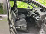 運転席まわりは前方を見渡しやすく、着座位置からの視界にも配慮された空間です。シートや足元もゆとりがあり、普段使いでも落ち着いて過ごせる室内となっています。