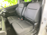 前席は座面と背もたれにゆとりがあり、乗車中も落ち着いて過ごせる室内です。運転席からの見通しを確保しやすく、助手席との距離感も自然で、毎日の移動に使いやすい空間です。
