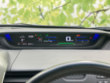 速度や各種表示をまとめて確認できるメーターまわりで、必要な情報を運転席から把握しやすい配置です。表示がすっきりまとまり、日々の運転を落ち着いてサポートします。