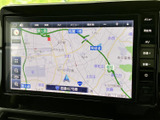 現在地周辺の道路や地名が画面に表示され、行き先までのルート確認に役立ちます。地図を見ながら目的地へ向かえるので、初めての場所へのお出かけにも便利です。