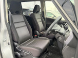 前席は左右それぞれにゆとりを持たせた配置で、運転席から助手席まで落ち着いて過ごせる空間です。窓からの見通しも確保され、毎日の移動を快適に支えます。