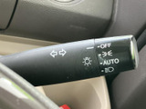 レバーには方向指示やライトに関する表示が記され、操作内容を手元で確かめやすい設計です。運転席から見やすい位置にまとまり、走行時に必要な操作を把握しやすくなっています。