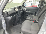 運転席まわりは視界が開け、前方や左右の確認がしやすい配置です。シートと足元にゆとりがあり、落ち着いた色味の内装で、毎日の運転にも自然になじむ室内です。