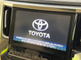 【メーカー純正ナビ】インテリアに溶け込むスタイリッシュな「専用設計」メーカーナビを装備♪視認性や操作性など基本性能にも優れ、より上質なカーライフをお楽しみいただけます。