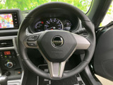 握りやすい形状で、中央のホーンや左右のスイッチ類も手元にまとまっています。運転中に視線を大きく動かさず操作しやすく、毎日の移動をサポートしてくれる装備です。