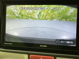 後方の様子をモニターで確認でき、駐車時や狭い場所での後退をサポートします。ガイド線も表示されるため、周囲を直接確認しながら位置を把握しやすい装備です。