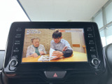 停車時にテレビ番組を視聴できる画面を備えています。映像を楽しみながら休憩したい場面にも活用でき、画面表示も確認しやすい配置です。視聴は停車中にお楽しみください。