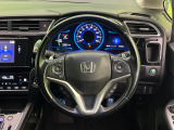 インテリアに合わせたデザインのステアリングは、運転される方のことも考え、運転しやすい形状、大きさです。是非一度、実際に触ってお確かめください。