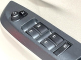 【電動格納ミラー】サイドミラーは電動格納式となっており、狭い駐車場でもキズがつくリスクを抑えられます。