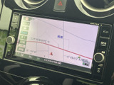 地図上に現在地や周辺の道路が表示され、目的地へ向かう際の位置確認に便利です。画面を見ながら道順を確認できるため、慣れない場所へのお出かけでも心強い装備として活躍します。