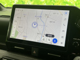 地図を画面いっぱいに表示でき、周辺の道路や現在地を確認しやすい案内画面です。目的地設定やルート確認の際にも役立ち、外出先での行き先探しをサポートします。