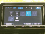AM・FMに加え、テレビやディスク、SD、Bluetoothなどの音源を選べる画面です。使いたい項目を見比べやすく、日々の移動中もお好みの音源を楽しめます。