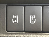 【両側パワースライドドア】スマートキーや運転席のスイッチで後席両側スライドドアの開閉が可能♪電動だから力を入れてドアを開ける必要が無く、小さなお子様でも簡単に開け閉めでき快適です♪