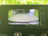 後方の様子を画面で確認できるため、駐車時の周囲確認をサポートします。ガイド表示も備わり、車庫入れや切り返しの際に便利に活用いただけます。