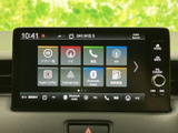 ナビや電話、FM、Bluetooth Audioなどを画面から選べるメニューを備え、使いたい機能へ視線を移しやすい配置です。日々の移動で多彩な音源を活用でき、切り替えも画面表示を見ながら確認できます。