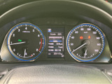速度やエンジン回転数、燃料残量などの情報がメーター内にまとまり、運転中に必要な表示を確認しやすい構成です。中央の表示部では走行情報も把握でき、日々の運転を支えます。