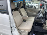 明るい色合いのシートと落ち着いた室内色で、運転席まわりも穏やかな雰囲気です。前方やサイドの視界を確保しやすく、乗り降りの際も座席へ自然にアクセスできます。