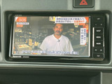 テレビ番組を画面で視聴できる装備です。停車中にニュースや番組を楽しめるため、休憩時間などにも活用いただけます。画面上に番組情報が表示され、手元のメニューから選択できる使いやすい仕様です。