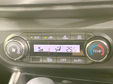 【オートエアコン】一度お好みの温度に設定すれば、車内の温度を検知し風量や温度を自動で調整。暑い&hellip;寒い&hellip;と何度もスイッチ操作をする必要はありません。快適な車内空間には必須の機能ですね♪