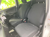 前席は座面と背もたれにゆとりを感じる形状で、乗車中も落ち着いて過ごせる空間です。運転席まわりまで見渡しやすく、助手席の方もゆったりと過ごしやすい配置です。